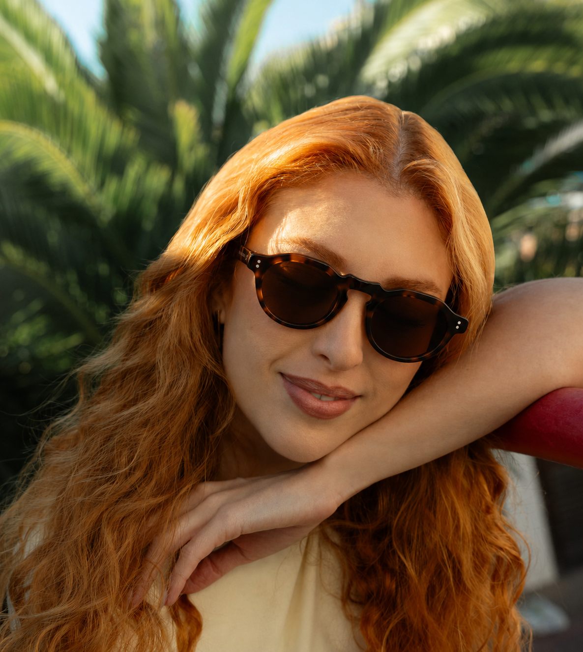 Lunettes Fauves femme portees en decor tropical