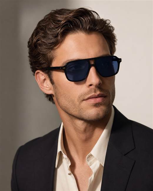 Modele portant des lunettes Fauves Lion