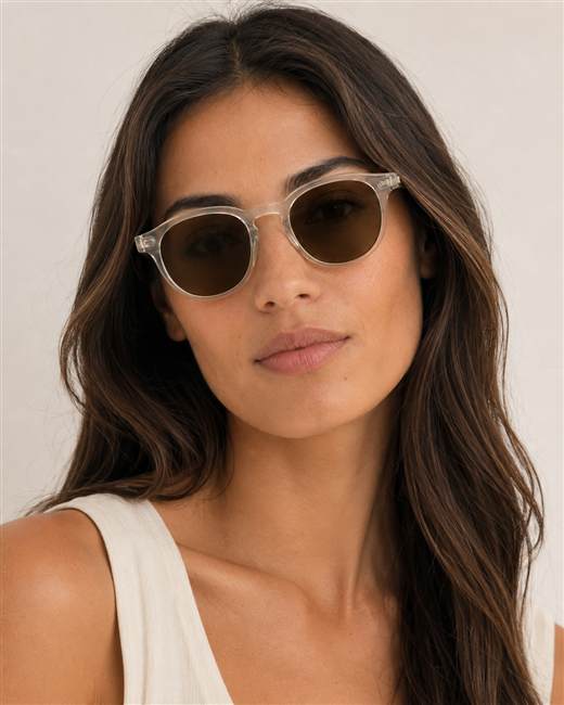 Modele portant des lunettes Fauves Ocelot