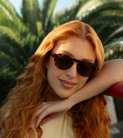 Modele portant des lunettes Fauves Tigre